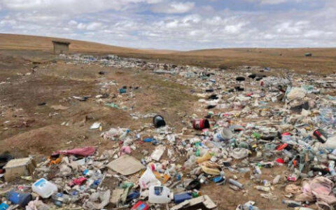 青藏高原可可西里地區再現巨大露天垃圾帶