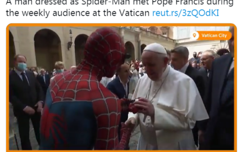 漫威粉絲打扮成蜘蛛俠 與教皇握手並送上了同款頭套