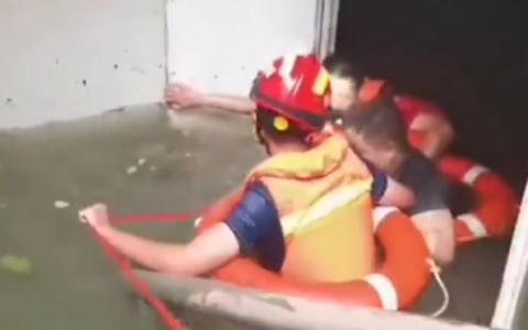 鄭州一男子趴在被淹車庫通風管上三天三夜后獲救
