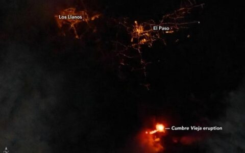 宇航員從太空中捕捉到西班牙拉帕爾馬島Cumbre Vieja火山噴發的畫面