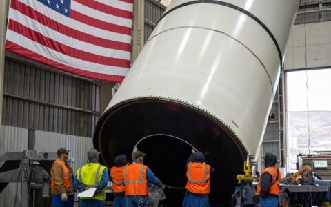 NASA授予格魯曼公司建造未來SLS巨型月球火箭助推器的合同