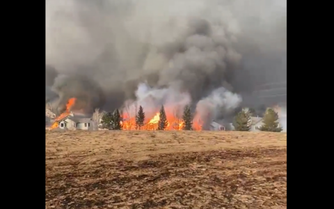 科羅拉多州野火燒毀數百所房屋並迫使人們撤離