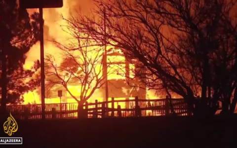 科羅拉多州大火已燒毀數百所房屋  迫使數萬人在新年前夕撤離