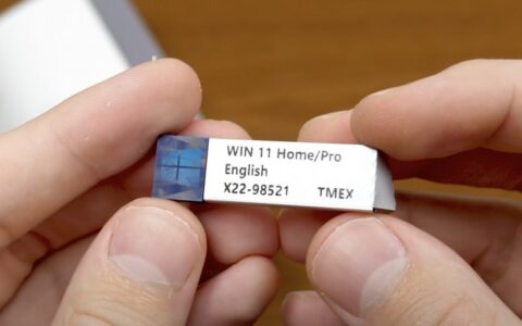 微軟的Windows 11實體U盤安裝介質印的是Windows 10的標誌