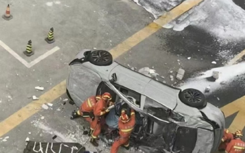 上海一蔚來汽車從3樓掉落，車內2名被困人員救出後送醫