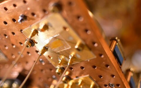 哈佛研究團隊展示聲學計算芯片 採用鈮酸鋰調製器對數據進行編碼