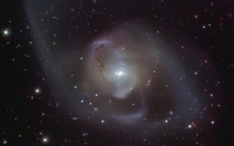 歐空局拍攝到壯觀的星系“舞蹈” 其中心有兩個危險接近的超大質量黑洞