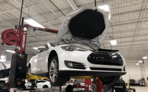 特斯拉Model S沒電被鎖車外 車主：修好得花14萬