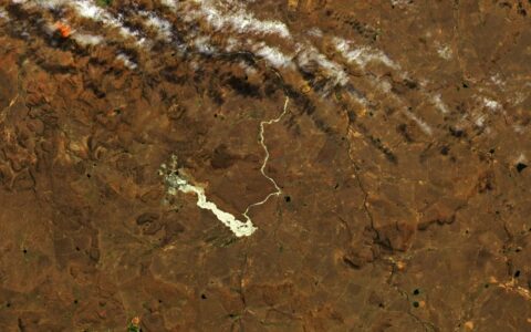 衛星視角：大壩倒塌后 南非城鎮被採礦廢物所覆蓋